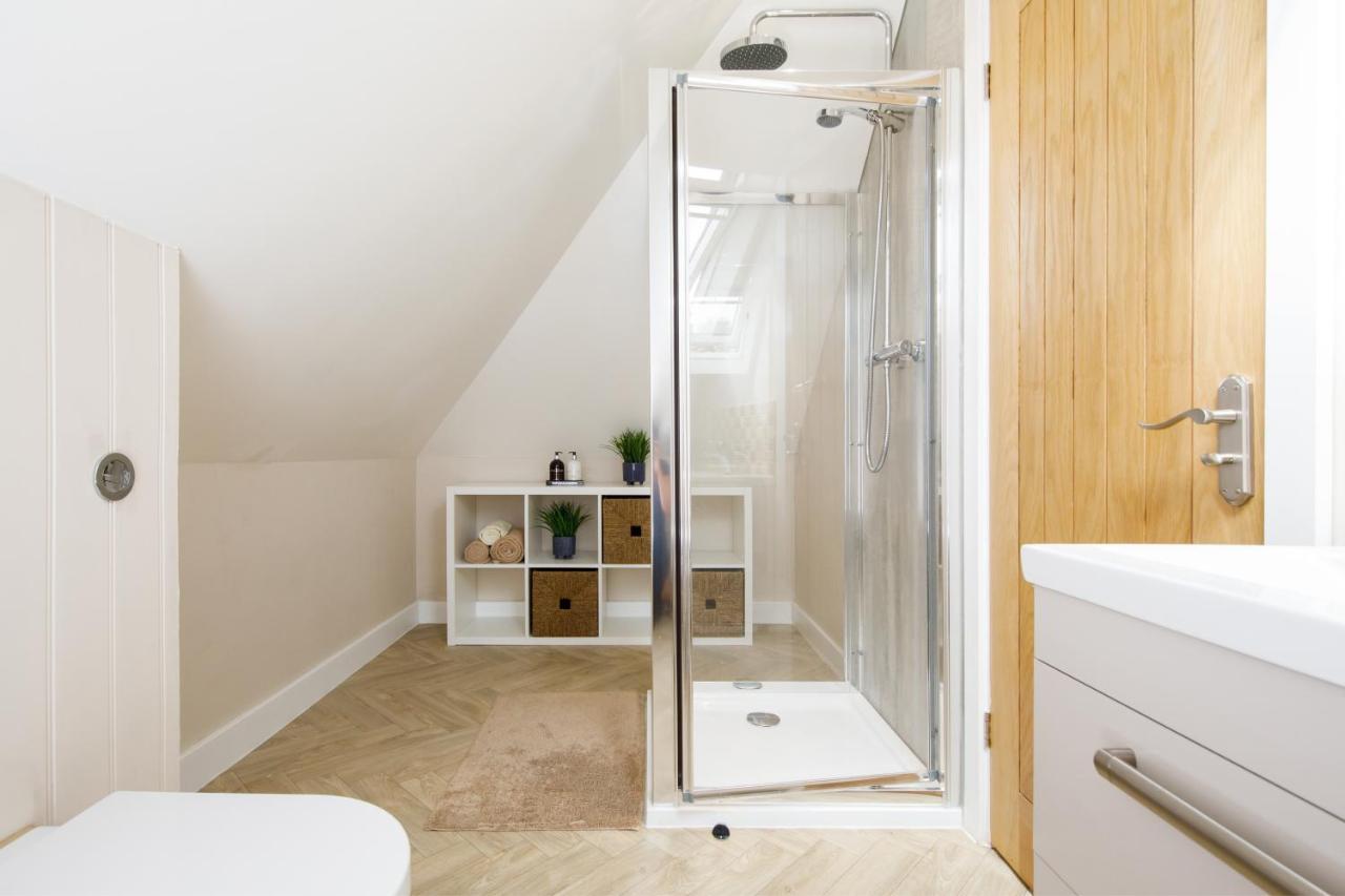 'Orchard Croft Lodge - Chichester', Book-Direct, New Home 1,367 Sq' Ft' , Can Sleep 8 On Request , Split & Link 'Super King' Size Beds, Free Wi-Fi, Sky Tv & Sky Sports, 9 - Minutes From West Wittering Beach, Very Quiet Location, Dog Friendly מראה חיצוני תמונה
