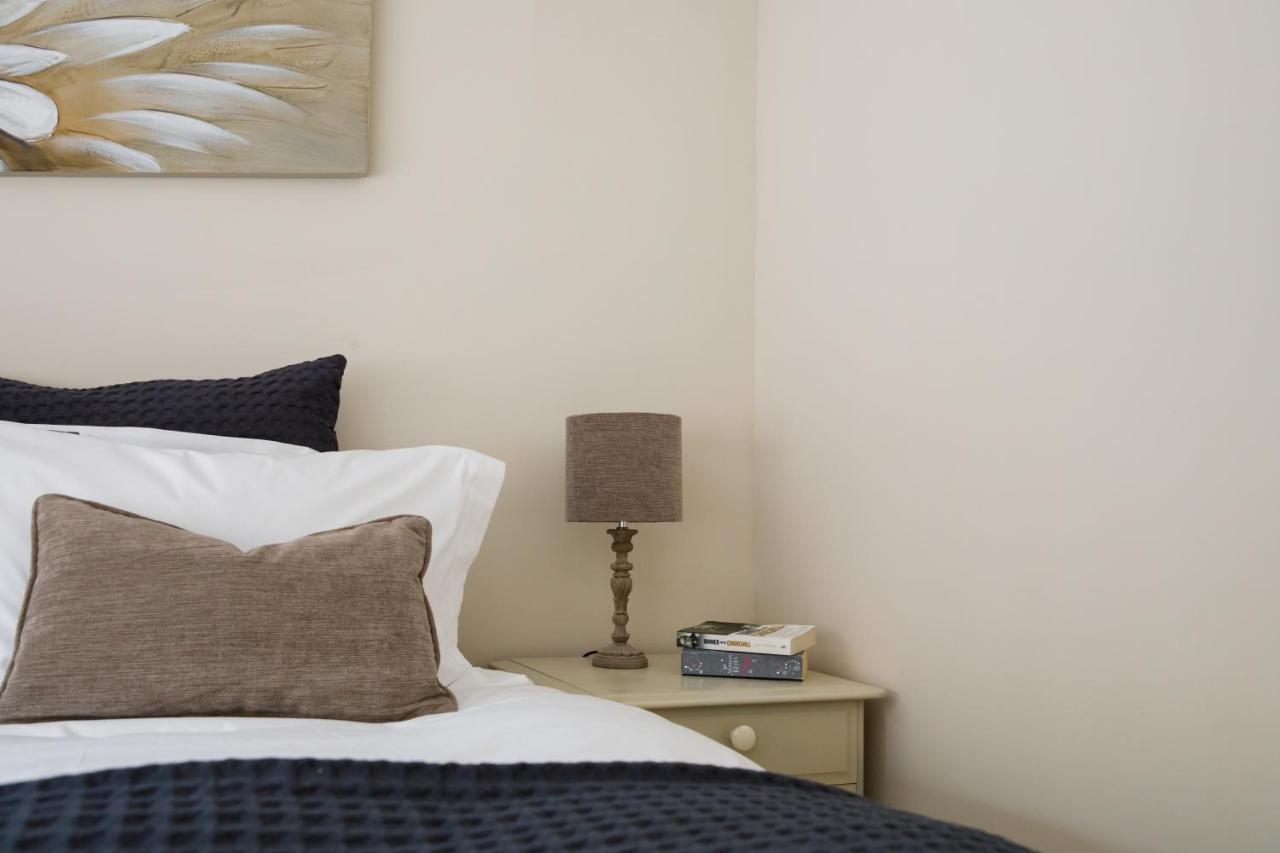 'Orchard Croft Lodge - Chichester', Book-Direct, New Home 1,367 Sq' Ft' , Can Sleep 8 On Request , Split & Link 'Super King' Size Beds, Free Wi-Fi, Sky Tv & Sky Sports, 9 - Minutes From West Wittering Beach, Very Quiet Location, Dog Friendly מראה חיצוני תמונה