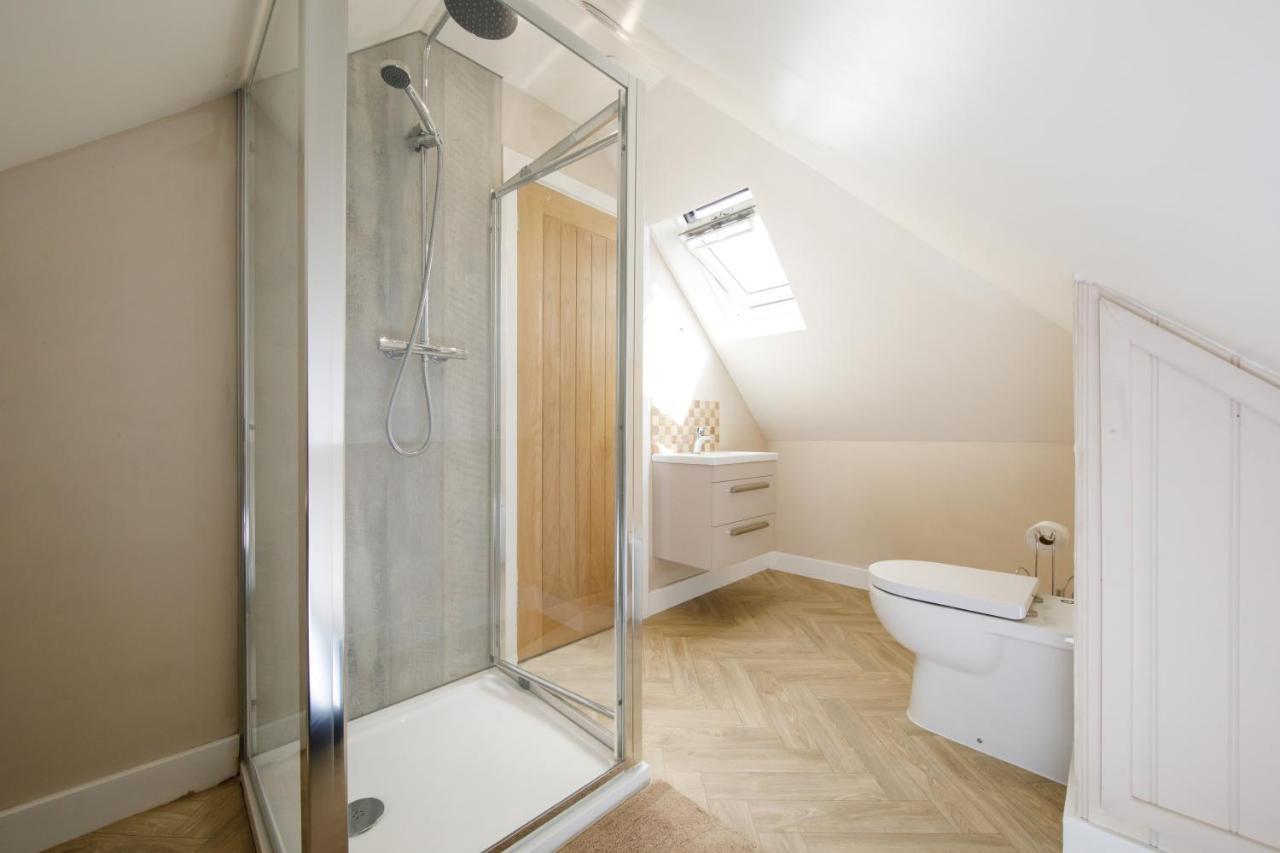 'Orchard Croft Lodge - Chichester', Book-Direct, New Home 1,367 Sq' Ft' , Can Sleep 8 On Request , Split & Link 'Super King' Size Beds, Free Wi-Fi, Sky Tv & Sky Sports, 9 - Minutes From West Wittering Beach, Very Quiet Location, Dog Friendly מראה חיצוני תמונה