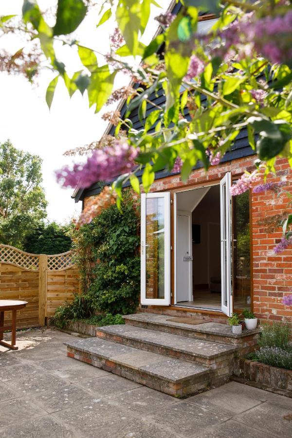 'Orchard Croft Lodge - Chichester', Book-Direct, New Home 1,367 Sq' Ft' , Can Sleep 8 On Request , Split & Link 'Super King' Size Beds, Free Wi-Fi, Sky Tv & Sky Sports, 9 - Minutes From West Wittering Beach, Very Quiet Location, Dog Friendly מראה חיצוני תמונה