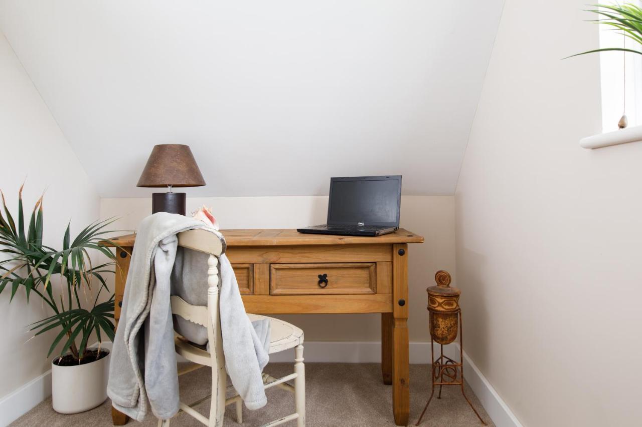 'Orchard Croft Lodge - Chichester', Book-Direct, New Home 1,367 Sq' Ft' , Can Sleep 8 On Request , Split & Link 'Super King' Size Beds, Free Wi-Fi, Sky Tv & Sky Sports, 9 - Minutes From West Wittering Beach, Very Quiet Location, Dog Friendly מראה חיצוני תמונה