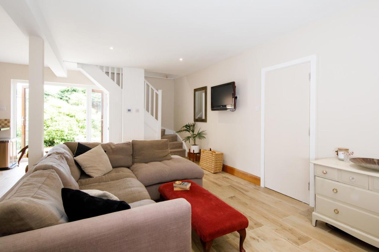 'Orchard Croft Lodge - Chichester', Book-Direct, New Home 1,367 Sq' Ft' , Can Sleep 8 On Request , Split & Link 'Super King' Size Beds, Free Wi-Fi, Sky Tv & Sky Sports, 9 - Minutes From West Wittering Beach, Very Quiet Location, Dog Friendly מראה חיצוני תמונה