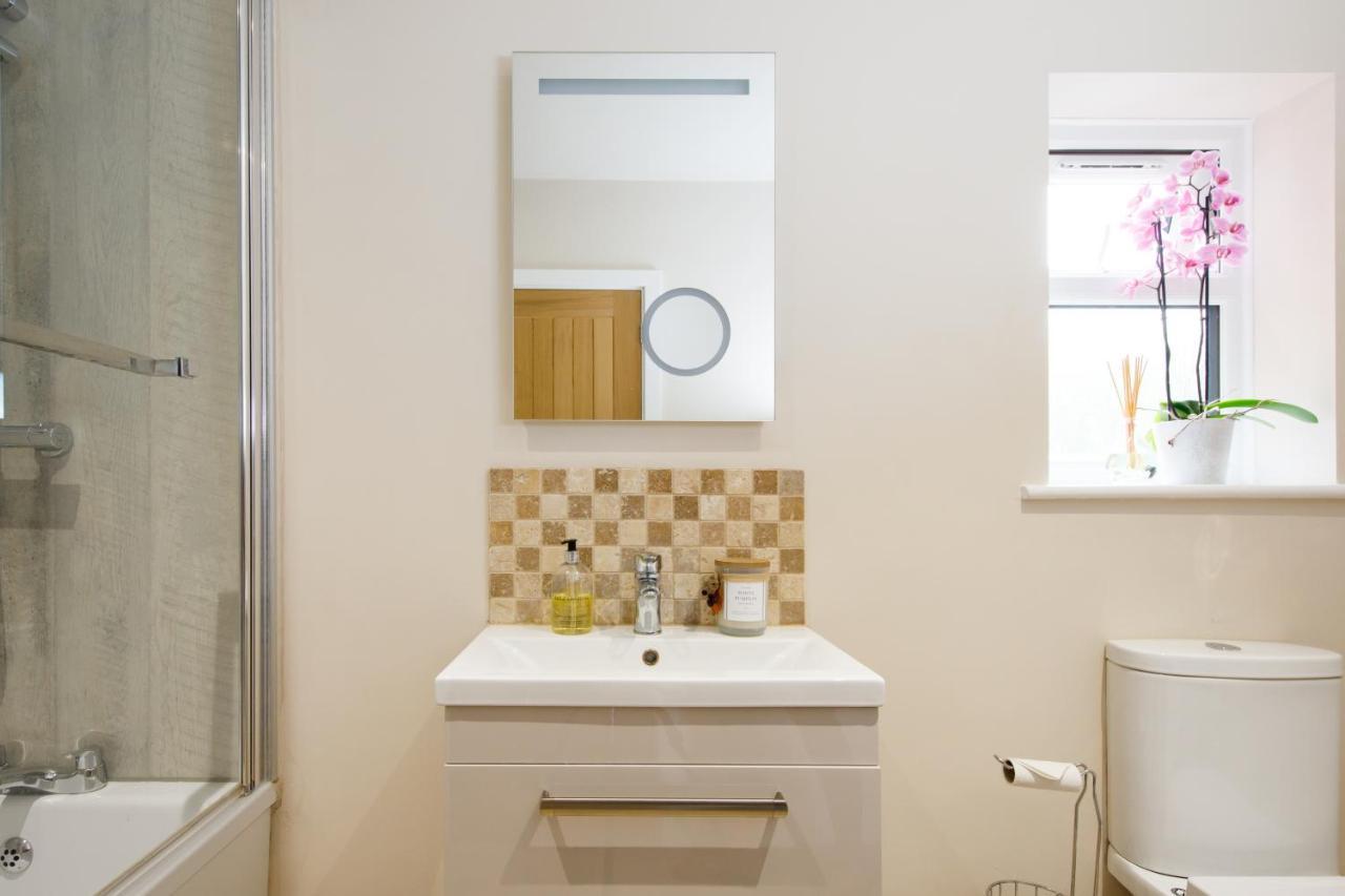 'Orchard Croft Lodge - Chichester', Book-Direct, New Home 1,367 Sq' Ft' , Can Sleep 8 On Request , Split & Link 'Super King' Size Beds, Free Wi-Fi, Sky Tv & Sky Sports, 9 - Minutes From West Wittering Beach, Very Quiet Location, Dog Friendly מראה חיצוני תמונה