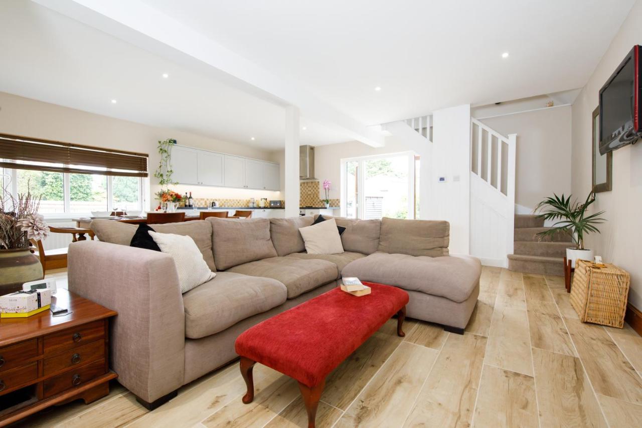'Orchard Croft Lodge - Chichester', Book-Direct, New Home 1,367 Sq' Ft' , Can Sleep 8 On Request , Split & Link 'Super King' Size Beds, Free Wi-Fi, Sky Tv & Sky Sports, 9 - Minutes From West Wittering Beach, Very Quiet Location, Dog Friendly מראה חיצוני תמונה