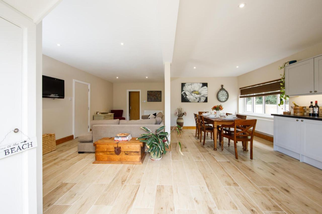 'Orchard Croft Lodge - Chichester', Book-Direct, New Home 1,367 Sq' Ft' , Can Sleep 8 On Request , Split & Link 'Super King' Size Beds, Free Wi-Fi, Sky Tv & Sky Sports, 9 - Minutes From West Wittering Beach, Very Quiet Location, Dog Friendly מראה חיצוני תמונה