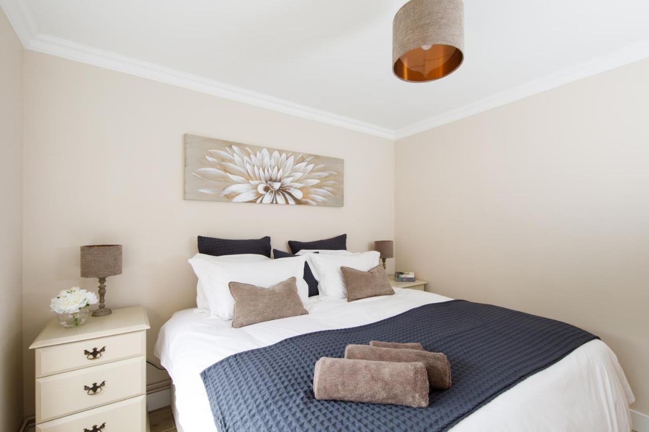 'Orchard Croft Lodge - Chichester', Book-Direct, New Home 1,367 Sq' Ft' , Can Sleep 8 On Request , Split & Link 'Super King' Size Beds, Free Wi-Fi, Sky Tv & Sky Sports, 9 - Minutes From West Wittering Beach, Very Quiet Location, Dog Friendly מראה חיצוני תמונה