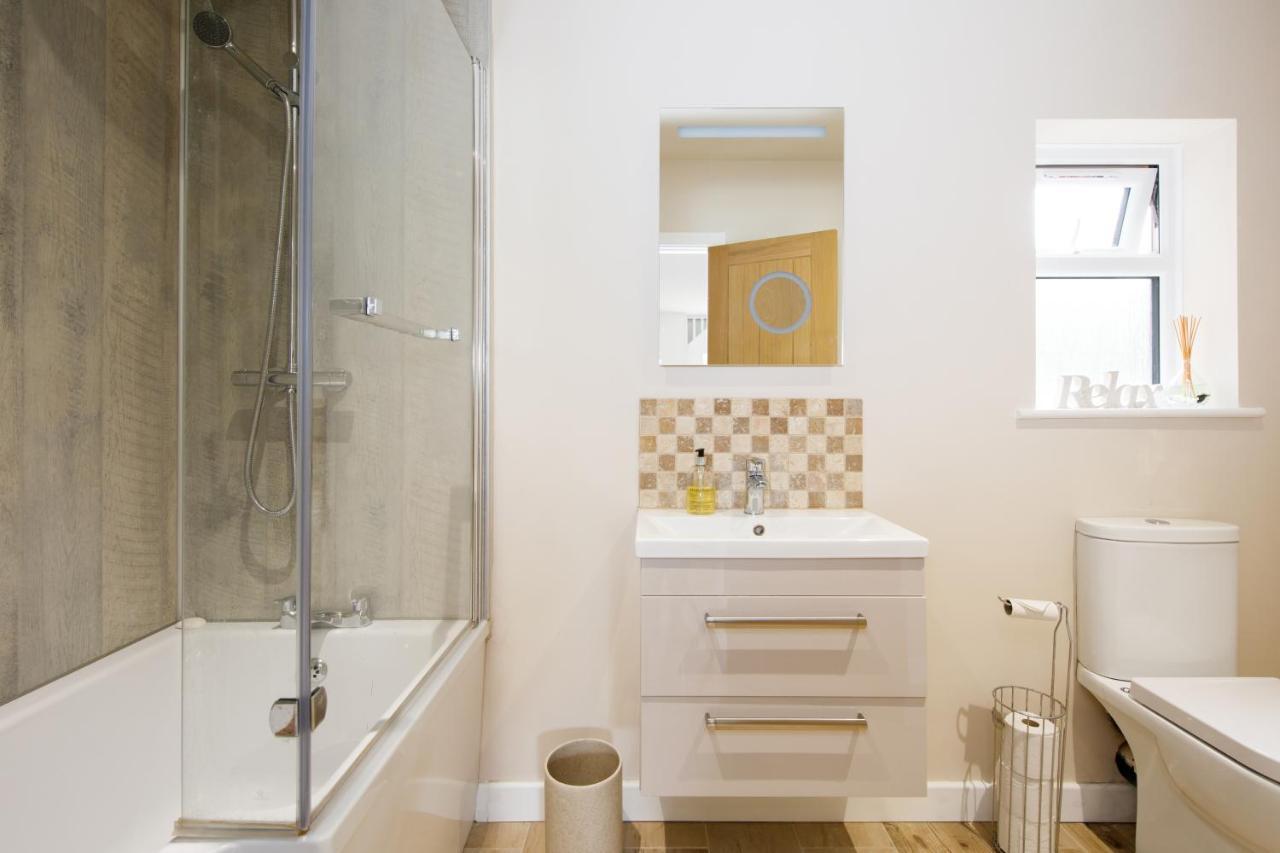 'Orchard Croft Lodge - Chichester', Book-Direct, New Home 1,367 Sq' Ft' , Can Sleep 8 On Request , Split & Link 'Super King' Size Beds, Free Wi-Fi, Sky Tv & Sky Sports, 9 - Minutes From West Wittering Beach, Very Quiet Location, Dog Friendly מראה חיצוני תמונה