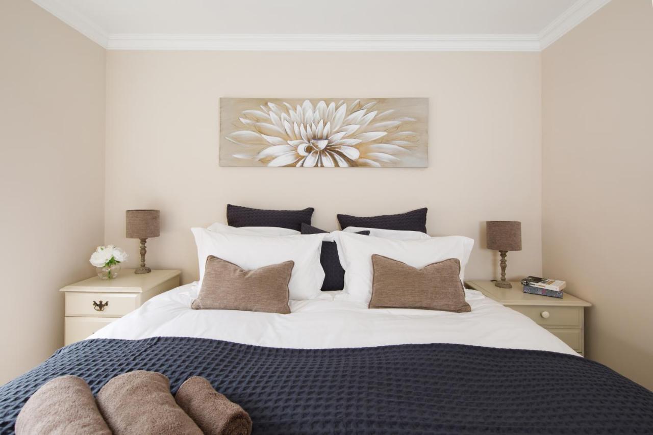 'Orchard Croft Lodge - Chichester', Book-Direct, New Home 1,367 Sq' Ft' , Can Sleep 8 On Request , Split & Link 'Super King' Size Beds, Free Wi-Fi, Sky Tv & Sky Sports, 9 - Minutes From West Wittering Beach, Very Quiet Location, Dog Friendly מראה חיצוני תמונה