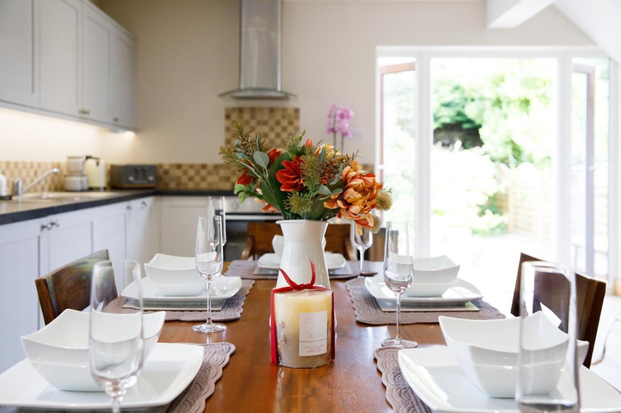 'Orchard Croft Lodge - Chichester', Book-Direct, New Home 1,367 Sq' Ft' , Can Sleep 8 On Request , Split & Link 'Super King' Size Beds, Free Wi-Fi, Sky Tv & Sky Sports, 9 - Minutes From West Wittering Beach, Very Quiet Location, Dog Friendly מראה חיצוני תמונה