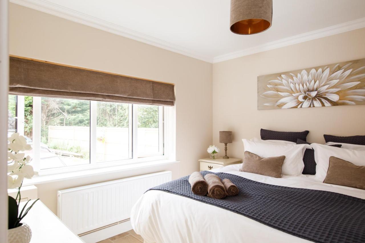 'Orchard Croft Lodge - Chichester', Book-Direct, New Home 1,367 Sq' Ft' , Can Sleep 8 On Request , Split & Link 'Super King' Size Beds, Free Wi-Fi, Sky Tv & Sky Sports, 9 - Minutes From West Wittering Beach, Very Quiet Location, Dog Friendly מראה חיצוני תמונה