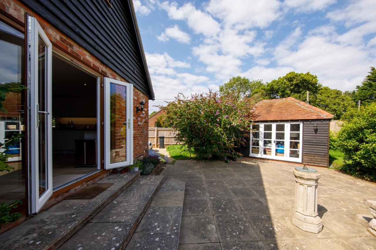 'Orchard Croft Lodge - Chichester', Book-Direct, New Home 1,367 Sq' Ft' , Can Sleep 8 On Request , Split & Link 'Super King' Size Beds, Free Wi-Fi, Sky Tv & Sky Sports, 9 - Minutes From West Wittering Beach, Very Quiet Location, Dog Friendly מראה חיצוני תמונה