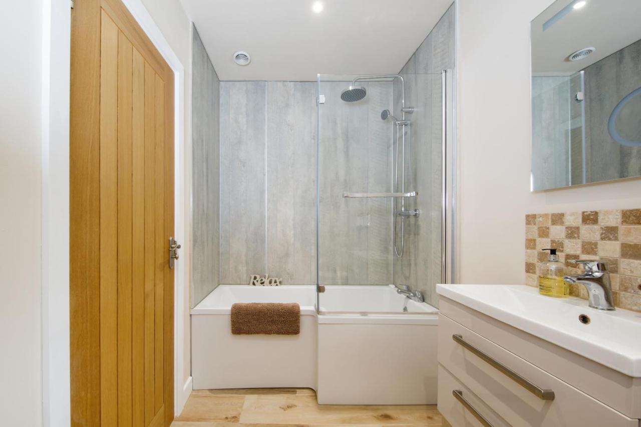 'Orchard Croft Lodge - Chichester', Book-Direct, New Home 1,367 Sq' Ft' , Can Sleep 8 On Request , Split & Link 'Super King' Size Beds, Free Wi-Fi, Sky Tv & Sky Sports, 9 - Minutes From West Wittering Beach, Very Quiet Location, Dog Friendly מראה חיצוני תמונה