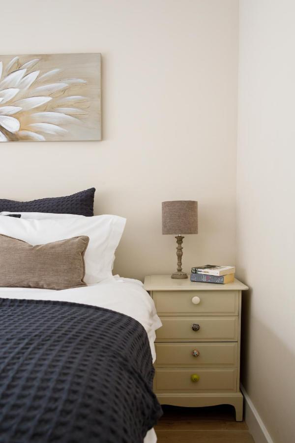 'Orchard Croft Lodge - Chichester', Book-Direct, New Home 1,367 Sq' Ft' , Can Sleep 8 On Request , Split & Link 'Super King' Size Beds, Free Wi-Fi, Sky Tv & Sky Sports, 9 - Minutes From West Wittering Beach, Very Quiet Location, Dog Friendly מראה חיצוני תמונה