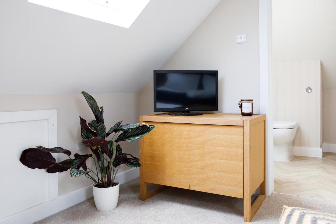 'Orchard Croft Lodge - Chichester', Book-Direct, New Home 1,367 Sq' Ft' , Can Sleep 8 On Request , Split & Link 'Super King' Size Beds, Free Wi-Fi, Sky Tv & Sky Sports, 9 - Minutes From West Wittering Beach, Very Quiet Location, Dog Friendly מראה חיצוני תמונה
