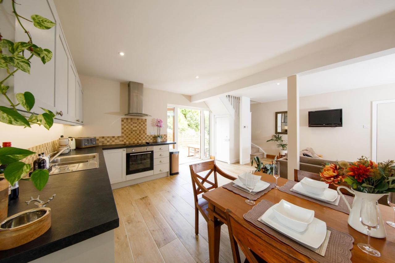'Orchard Croft Lodge - Chichester', Book-Direct, New Home 1,367 Sq' Ft' , Can Sleep 8 On Request , Split & Link 'Super King' Size Beds, Free Wi-Fi, Sky Tv & Sky Sports, 9 - Minutes From West Wittering Beach, Very Quiet Location, Dog Friendly מראה חיצוני תמונה