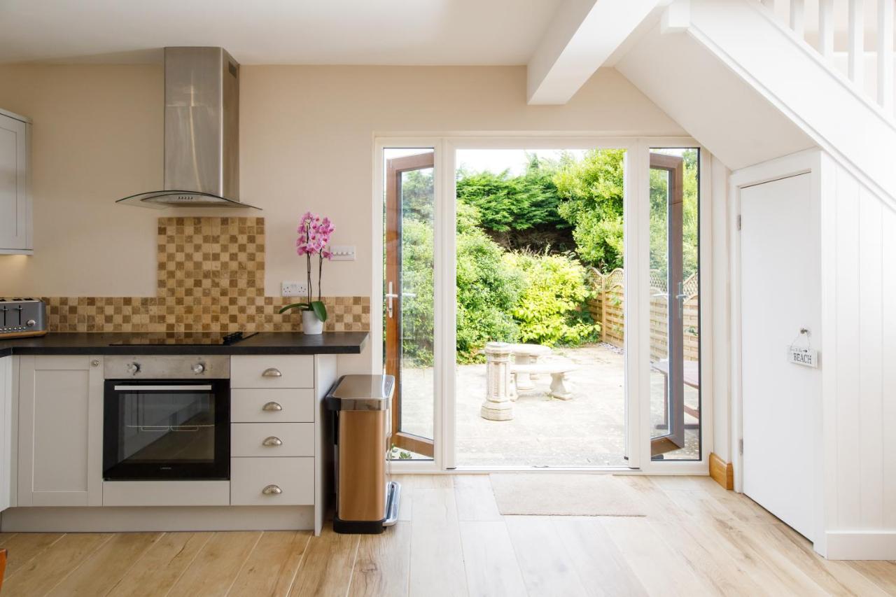 'Orchard Croft Lodge - Chichester', Book-Direct, New Home 1,367 Sq' Ft' , Can Sleep 8 On Request , Split & Link 'Super King' Size Beds, Free Wi-Fi, Sky Tv & Sky Sports, 9 - Minutes From West Wittering Beach, Very Quiet Location, Dog Friendly מראה חיצוני תמונה