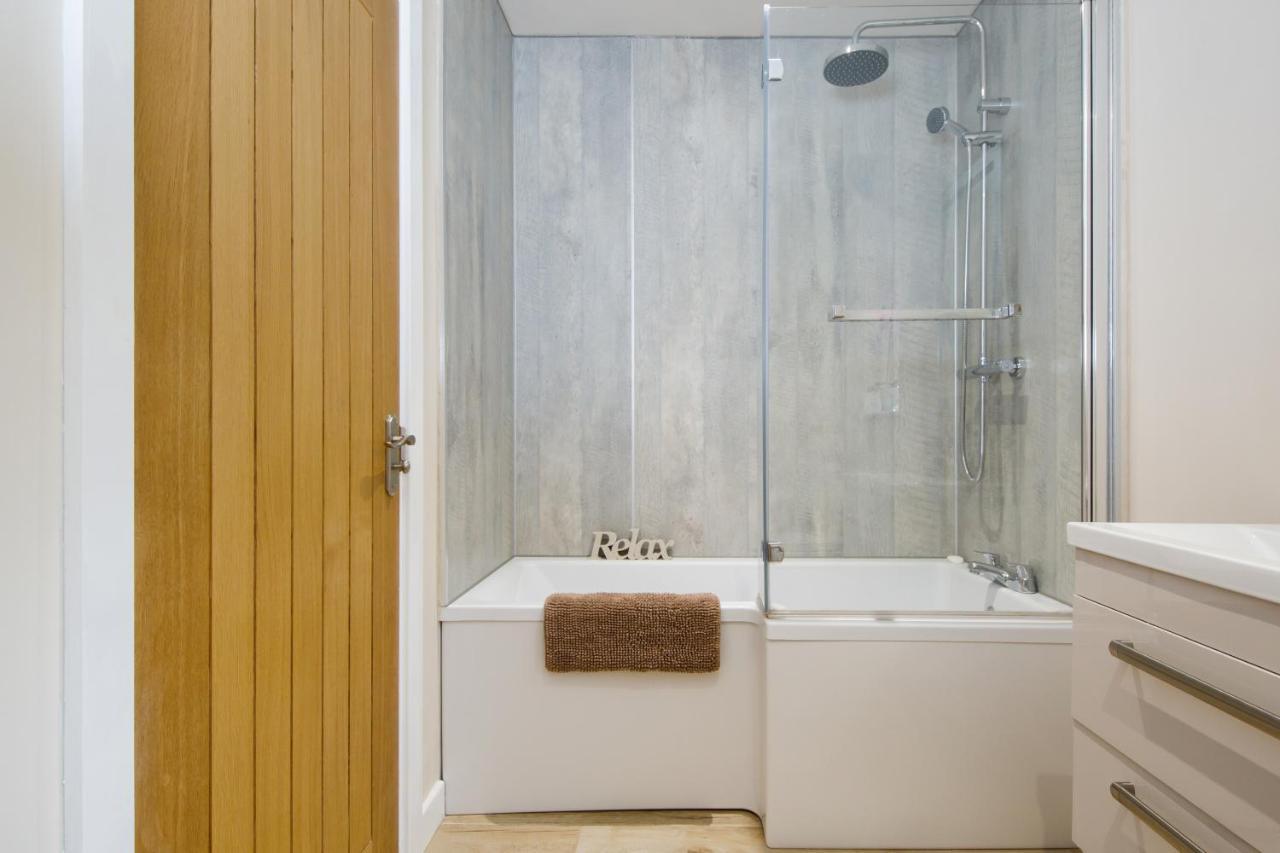 'Orchard Croft Lodge - Chichester', Book-Direct, New Home 1,367 Sq' Ft' , Can Sleep 8 On Request , Split & Link 'Super King' Size Beds, Free Wi-Fi, Sky Tv & Sky Sports, 9 - Minutes From West Wittering Beach, Very Quiet Location, Dog Friendly מראה חיצוני תמונה