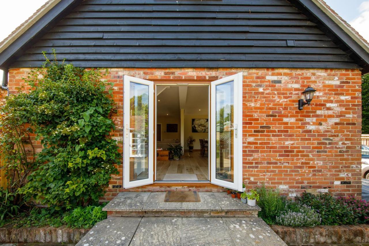 'Orchard Croft Lodge - Chichester', Book-Direct, New Home 1,367 Sq' Ft' , Can Sleep 8 On Request , Split & Link 'Super King' Size Beds, Free Wi-Fi, Sky Tv & Sky Sports, 9 - Minutes From West Wittering Beach, Very Quiet Location, Dog Friendly מראה חיצוני תמונה