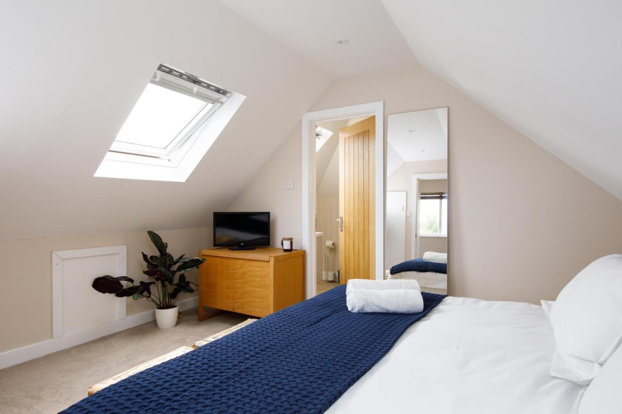 'Orchard Croft Lodge - Chichester', Book-Direct, New Home 1,367 Sq' Ft' , Can Sleep 8 On Request , Split & Link 'Super King' Size Beds, Free Wi-Fi, Sky Tv & Sky Sports, 9 - Minutes From West Wittering Beach, Very Quiet Location, Dog Friendly מראה חיצוני תמונה