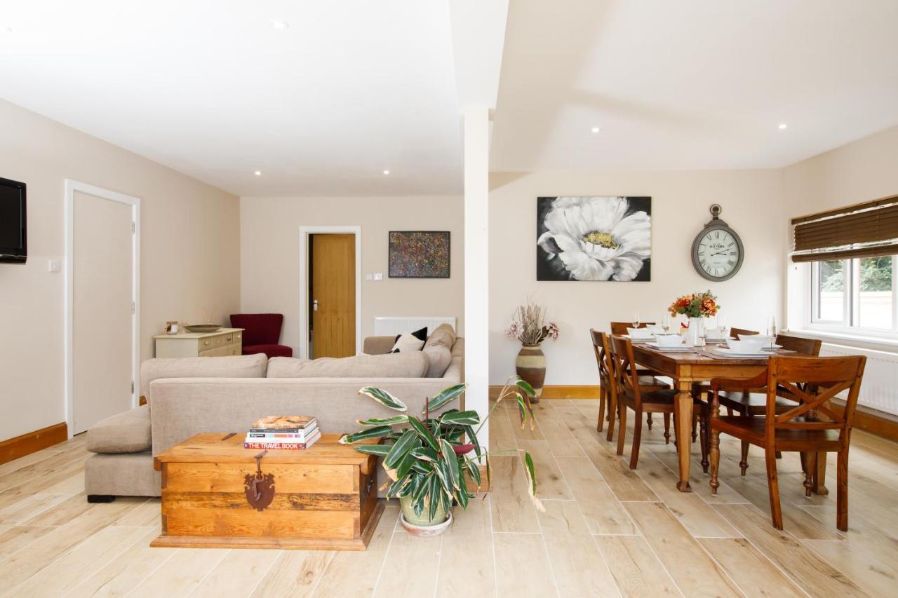 'Orchard Croft Lodge - Chichester', Book-Direct, New Home 1,367 Sq' Ft' , Can Sleep 8 On Request , Split & Link 'Super King' Size Beds, Free Wi-Fi, Sky Tv & Sky Sports, 9 - Minutes From West Wittering Beach, Very Quiet Location, Dog Friendly מראה חיצוני תמונה